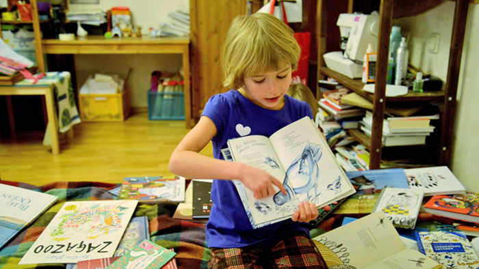 Вика с книгой