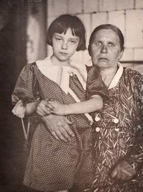 Соня со своей няней Сергеевной 1938 год