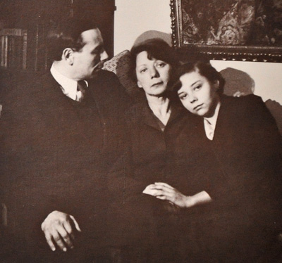 Соня с родителями после возвращения из эвакуации 1943 год
