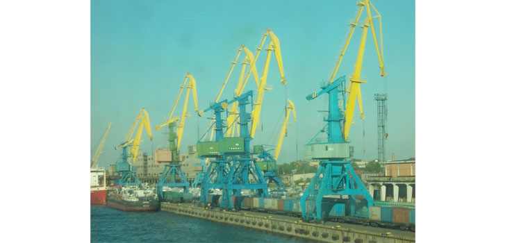 Петербургский порт с палубы парома
