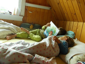 Леня читает Тоше перед сном